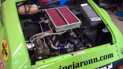 Lawson designed and built a 'special box' to fit above the inlets which allows it to house a standard K&N air filter.